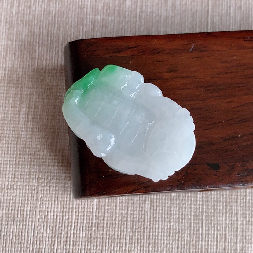 天然A货翡翠飘绿招财貔貅吊坠 
尺寸33.4-19.8-11.7mm 重量17.03g 0322