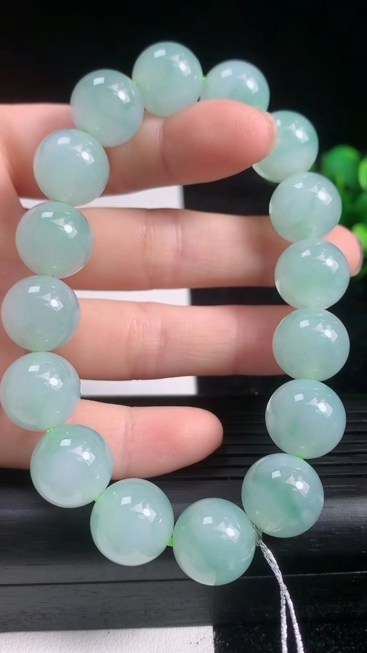 天然A货翡翠圆珠手串尺寸13-16颗重量:60.44g3月22日
工厂直销收藏佳品,种好水足，色泽均