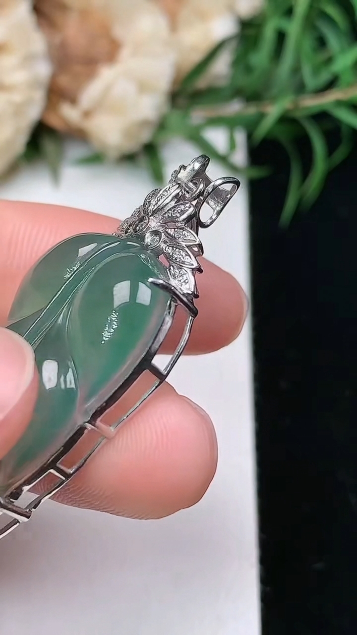 天然A货翡翠金枝玉叶 叶子吊坠，尺寸29.8-17.8-7.5，重量:5.44g
3月22日