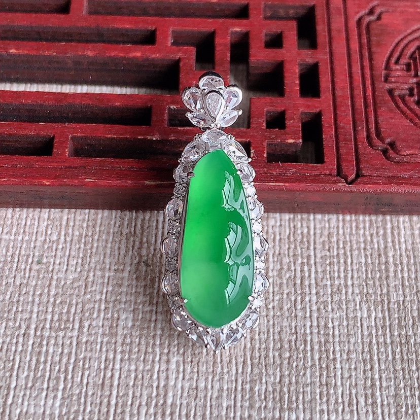 天然A货翡翠18K金伴钻镶嵌阳绿四季豆福豆平安豆吊坠 
尺寸31.3-12-10.2裸石19-8mm 重量3.96g 0321