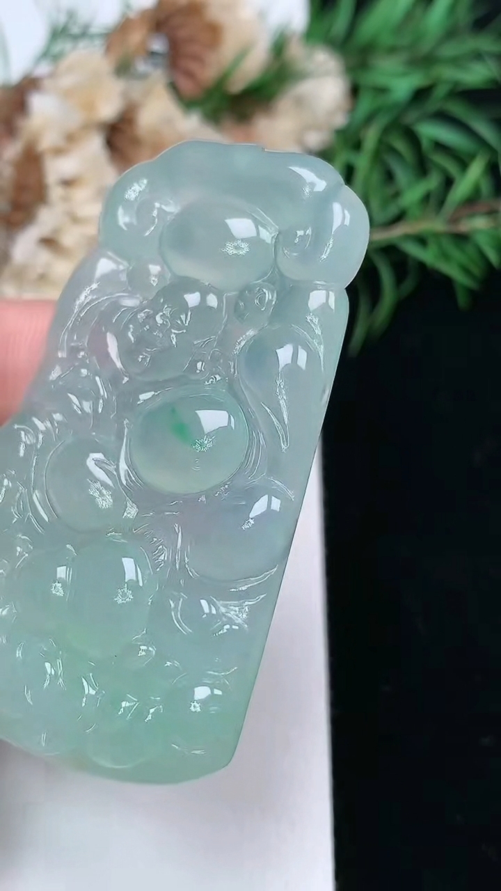 天然A货翡翠逍遥佛吊坠，尺寸56.2-31.7-4.8，重量:17.56g
3月22日