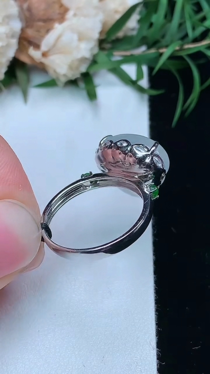 天然A货翡翠白冰葫芦戒指，尺寸17-12-14，重量:3.71g2026年3月22日
工厂直销收藏佳品,种好水足，色泽均匀，有种有色，上手高大气！