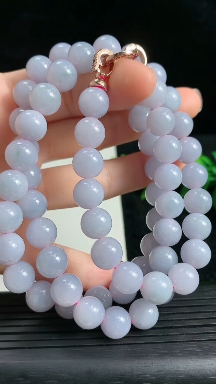 天然A货翡翠紫罗兰圆珠项链尺寸9.2-63颗重量:93.40g
3月23日