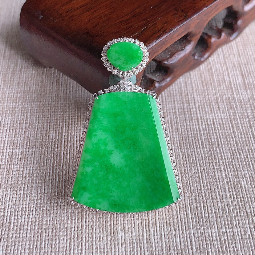 天然A货翡翠18K金伴钻镶嵌满绿无事牌吊坠 
尺寸42-27.3-8.2裸石27.7-24.3mm 重量7.96g 0320