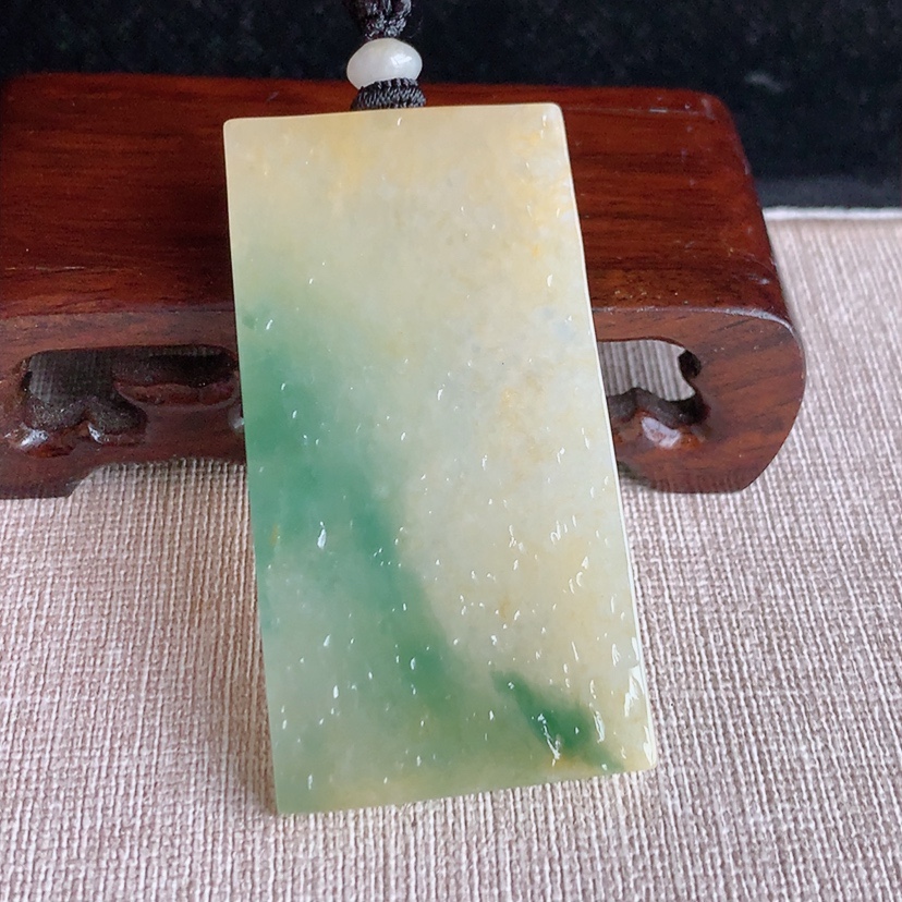 天然A货翡翠黄加绿双彩无事牌吊坠  
尺寸61.6-32.3-5.3mm 重量37.88g 0322