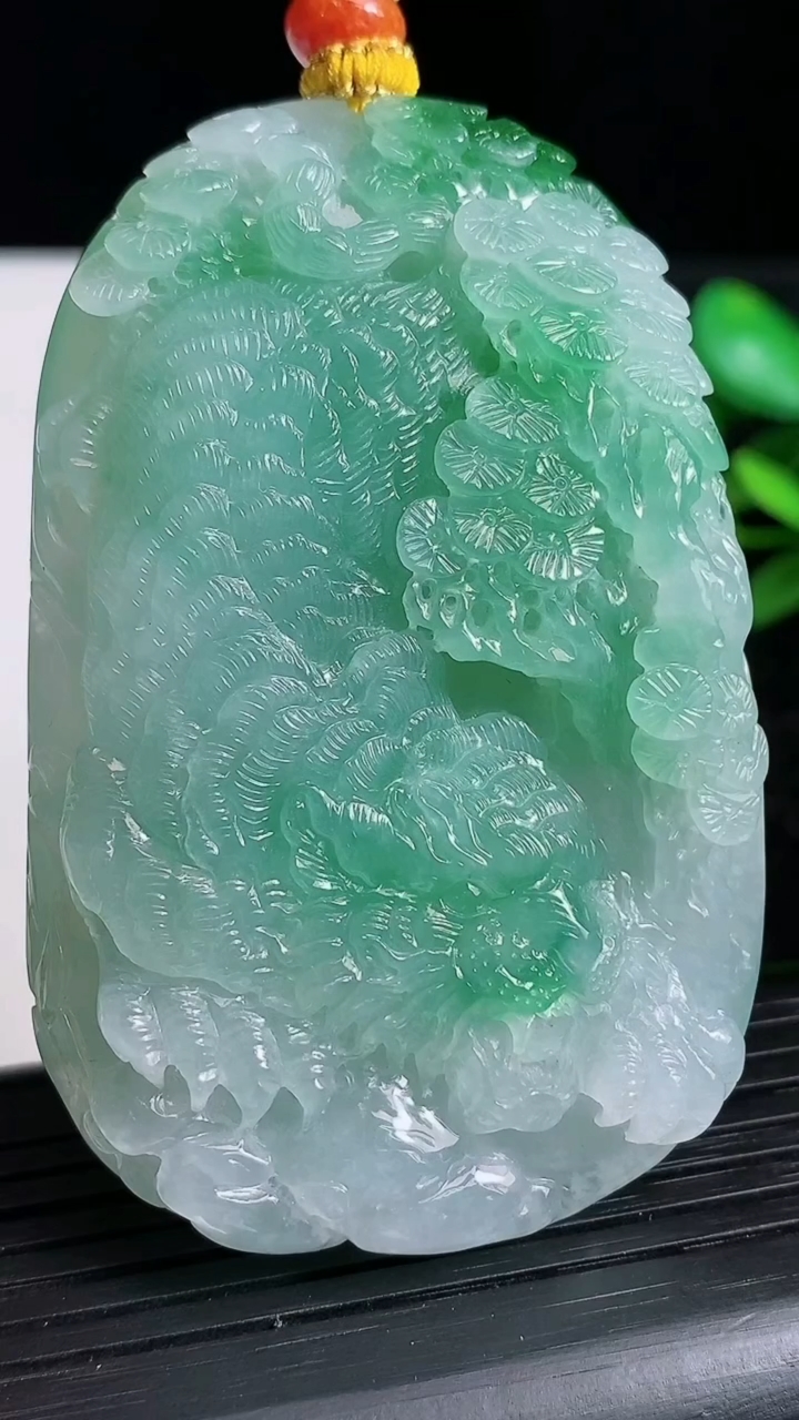 天然A货翡翠生肖虎吊坠尺寸64.6-41.7-11.3重量:71.71g
3月22日