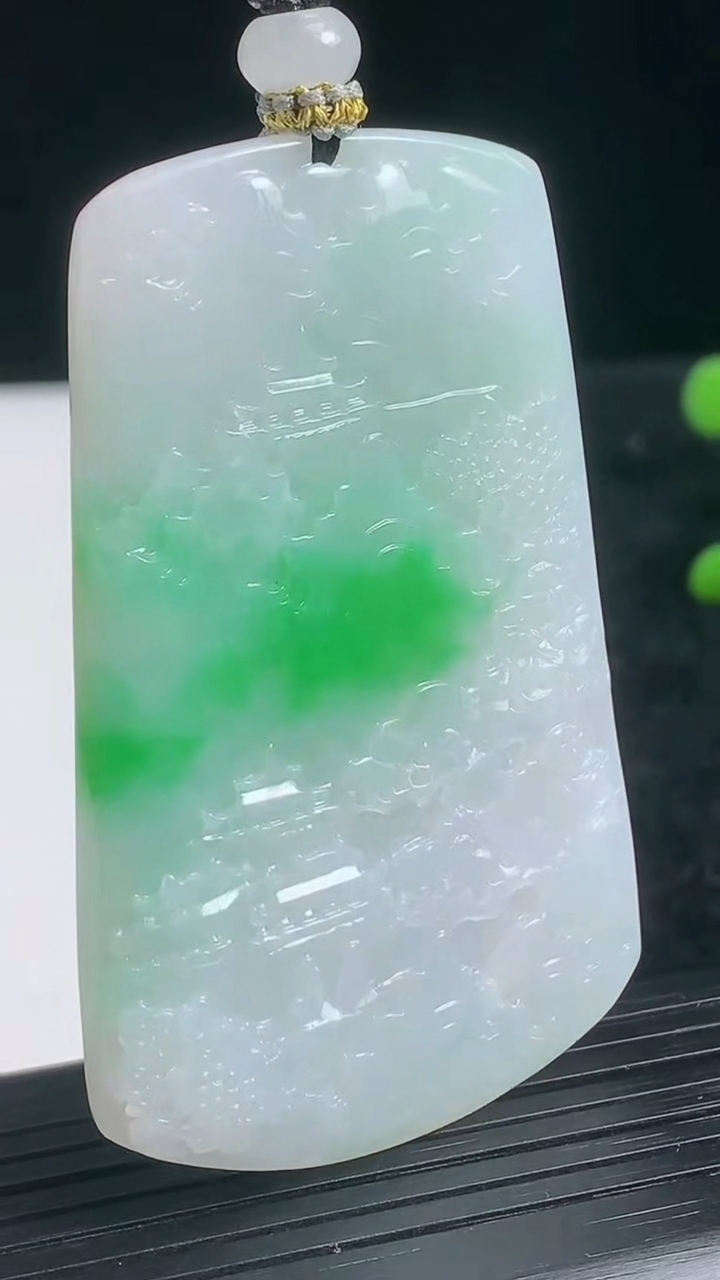 天然A货翡翠山水牌吊坠尺寸61.4-35.3-5.6重量:37.69g
3月22日