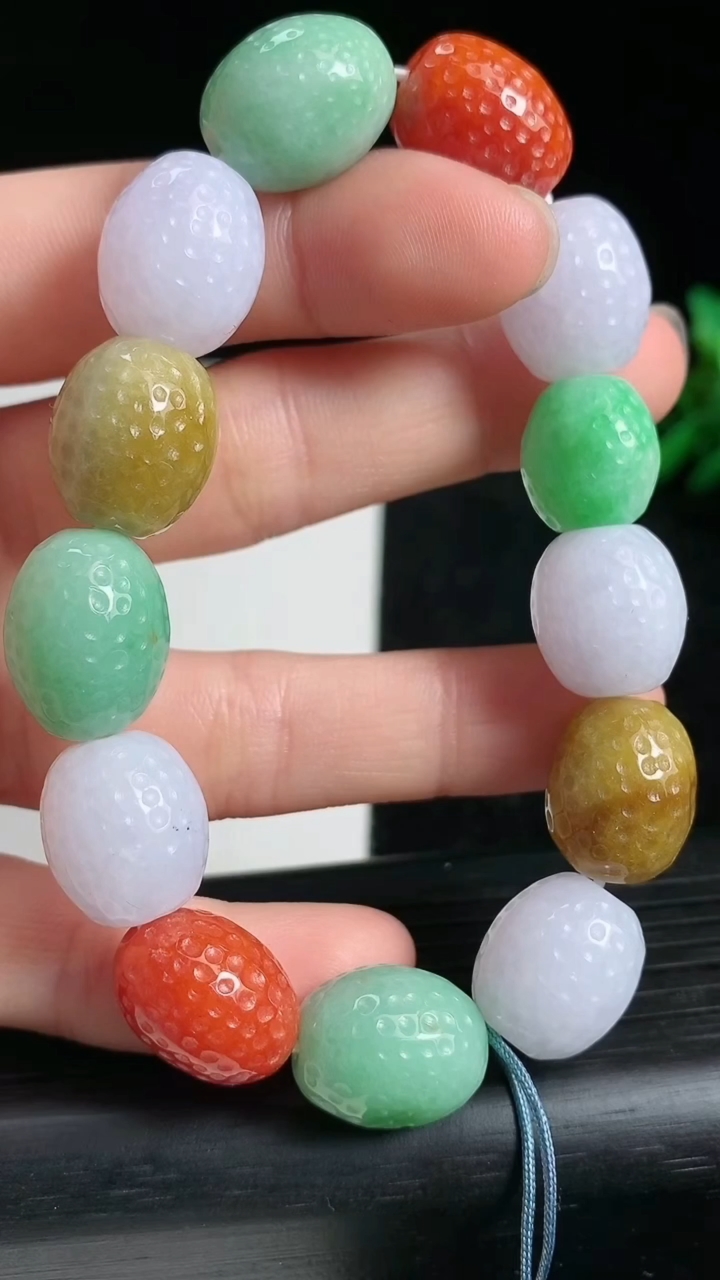 天然A货翡翠三彩路路通手串尺寸12.5-14.2重量:52.44g3月22日
工厂直销收藏佳品,种好