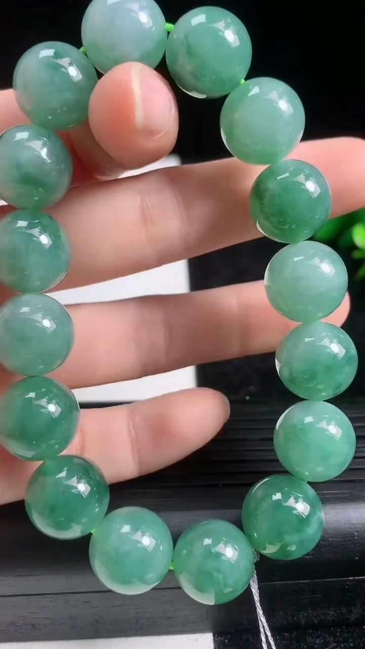 天然A货翡翠种飘花圆珠手串尺寸12.4-16颗重量:56.98g3月22日
工厂直销收藏佳品,种好水足，色泽均匀，有种有色，上手高大气！