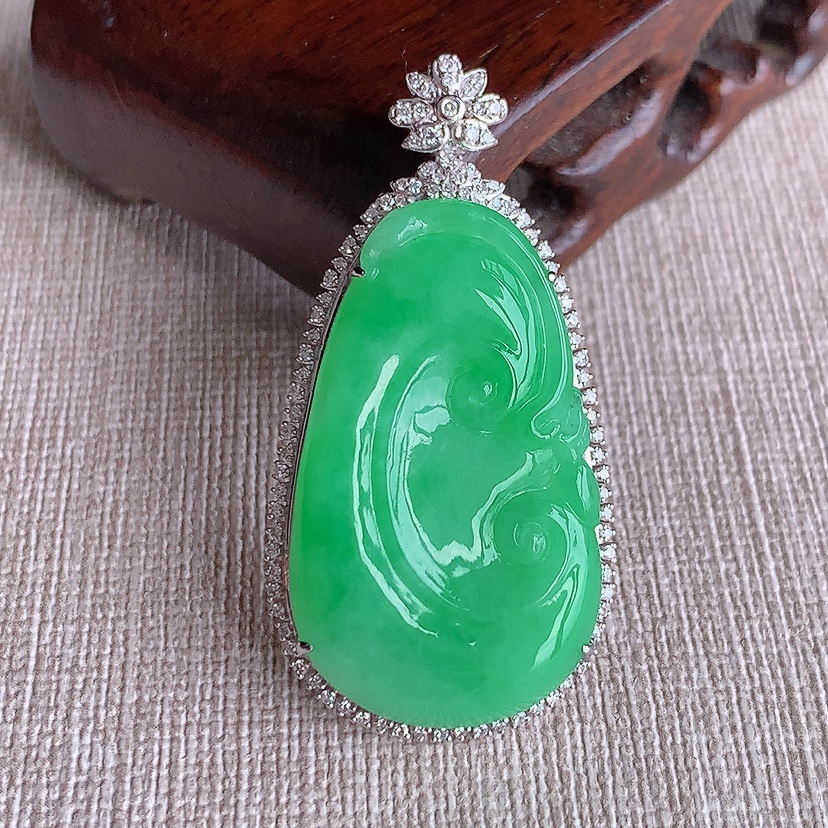 天然A货翡翠18K金伴钻镶嵌满绿如意吊坠 
尺寸45.4-23-8.3裸石33.8-20.2mm 重量10.13g 0321