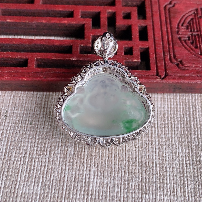 天然A货翡翠18K金伴钻镶嵌飘绿财神爷吊坠 
尺寸28.2-24.5-10.8裸石16-21mm 重