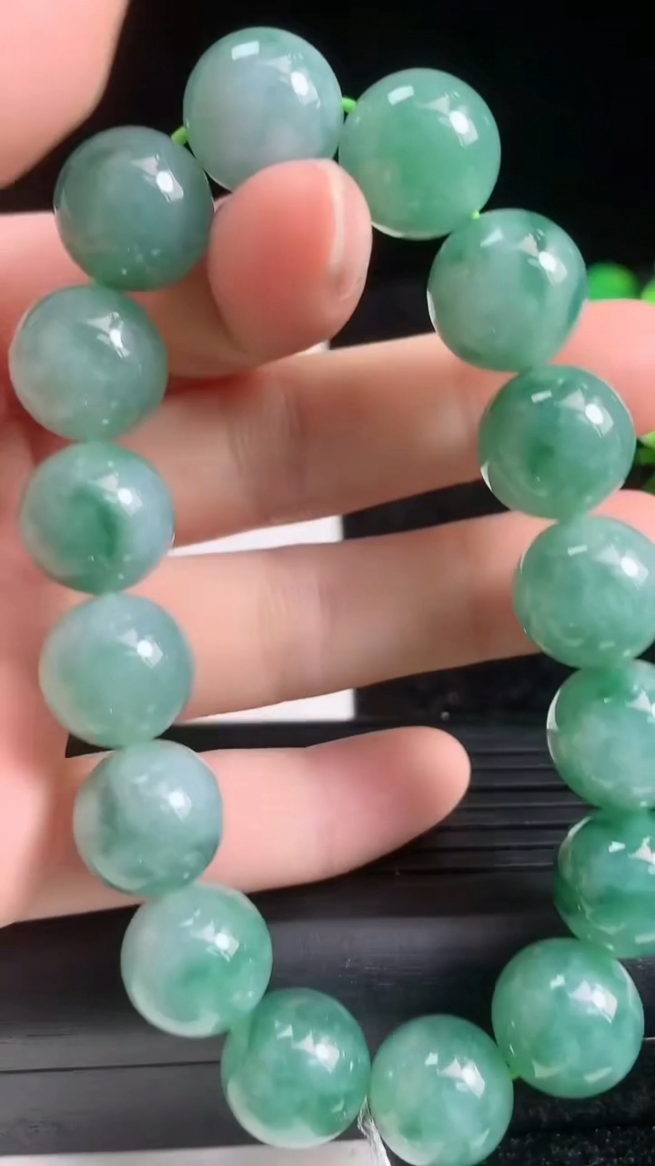 天然A货翡翠种飘花圆珠手串尺寸12.4-16颗重量:56.98g3月22日
工厂直销收藏佳品,种好水足，色泽均匀，有种有色，上手高大气！