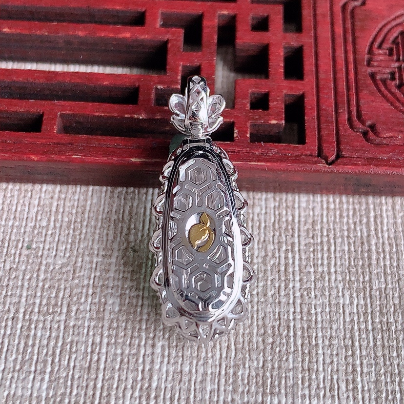 天然A货翡翠18K金伴钻镶嵌阳绿四季豆福豆平安豆吊坠 
尺寸31.3-12-10.2裸石19-8mm