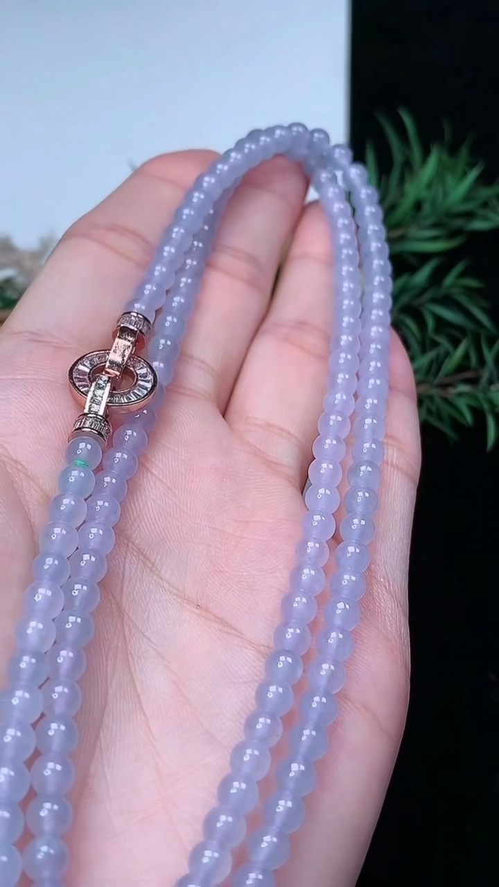 天然A货翡翠白冰圆珠项链，尺寸4.5-138颗，重量:23.63g3月22日
工厂直销收藏佳品,种好水足，色泽均匀，有种有色，上手高大气！