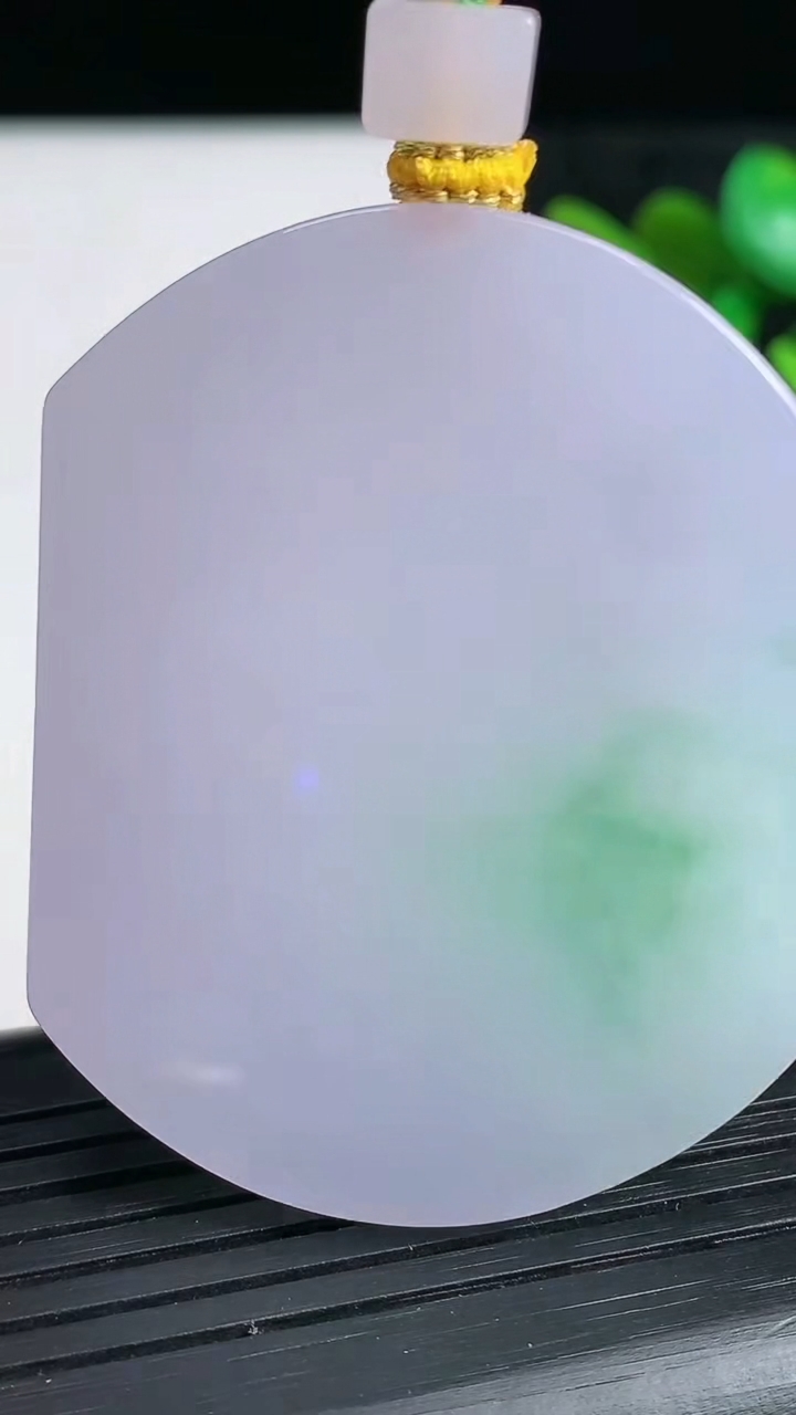 天然A货翡翠春带彩紫罗兰无事牌吊坠尺寸49.7-38.4-5重量:34.77g
3月22日