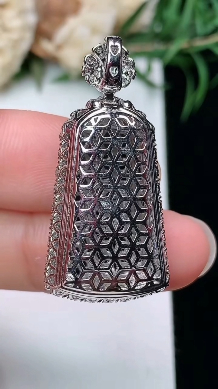 天然A货翡翠无事牌吊坠，尺寸33.4-16.2-9.2，裸石21.2-12.7，重量:5.44g
3月22日