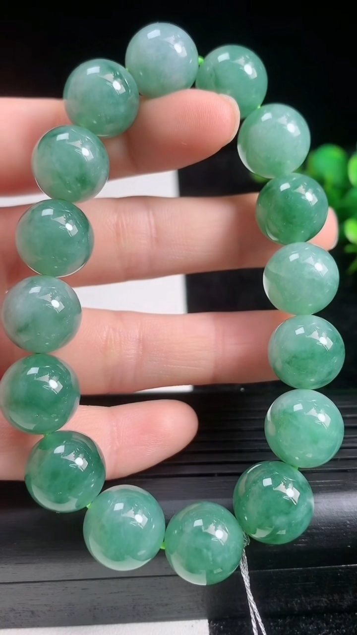 天然A货翡翠种飘花圆珠手串尺寸12.4-16颗重量:56.98g3月22日
工厂直销收藏佳品,种好水足，色泽均匀，有种有色，上手高大气！