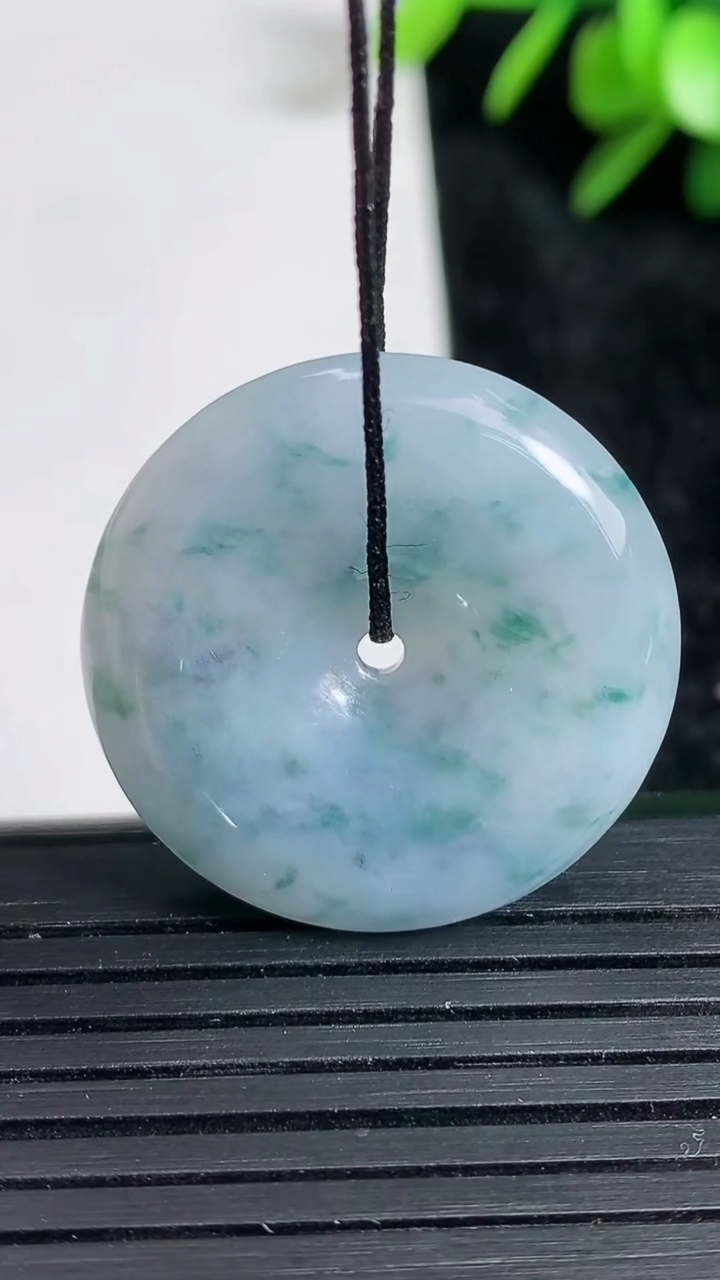 天然A货翡翠紫罗兰飘花平安扣吊坠尺寸27.1-6重量:9.72g
3月22日