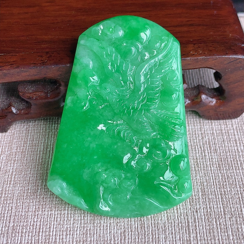 天然A货翡翠满绿英明神武吊坠 
尺寸52.6-36.8-4.8mm 重量18.63g 0321