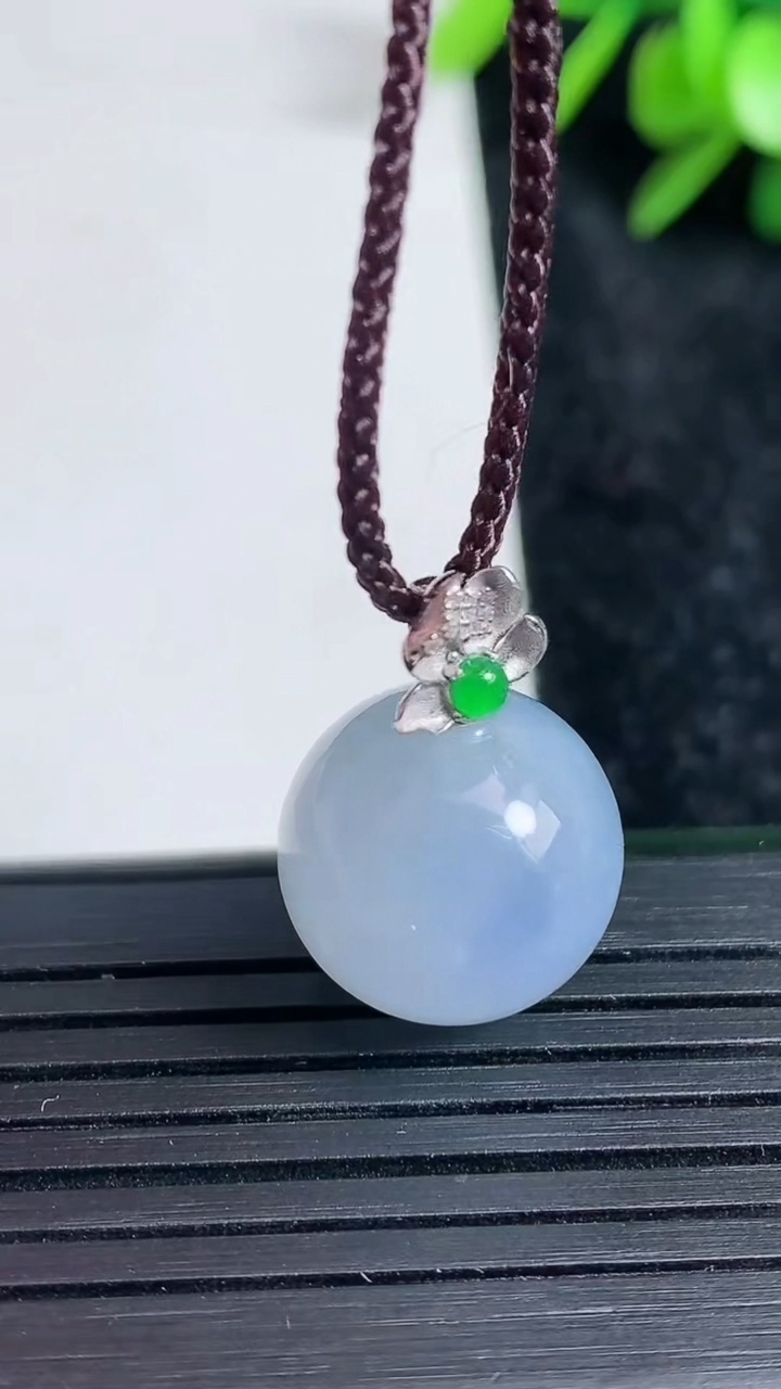 天然A货翡翠18K金紫罗兰圆珠吊坠尺寸14.7重量:6.46g3月22日
工厂直销收藏佳品,种好水足，色泽均匀，有种有色，上手高大气！