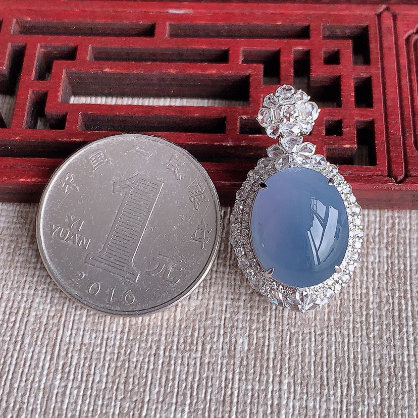 天然A货翡翠18K金伴钻镶嵌紫罗兰蛋面吊坠 
尺寸29.6-17-13.2裸石15-12mm 重量6.43g 0321