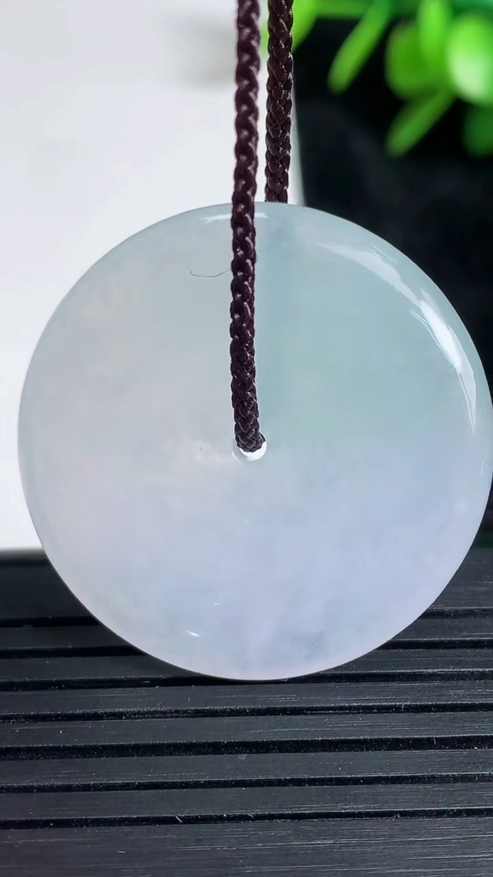 天然A货翡翠春带彩紫罗兰平安扣吊坠尺寸32.1-5.9重量:13.99g
3月22日