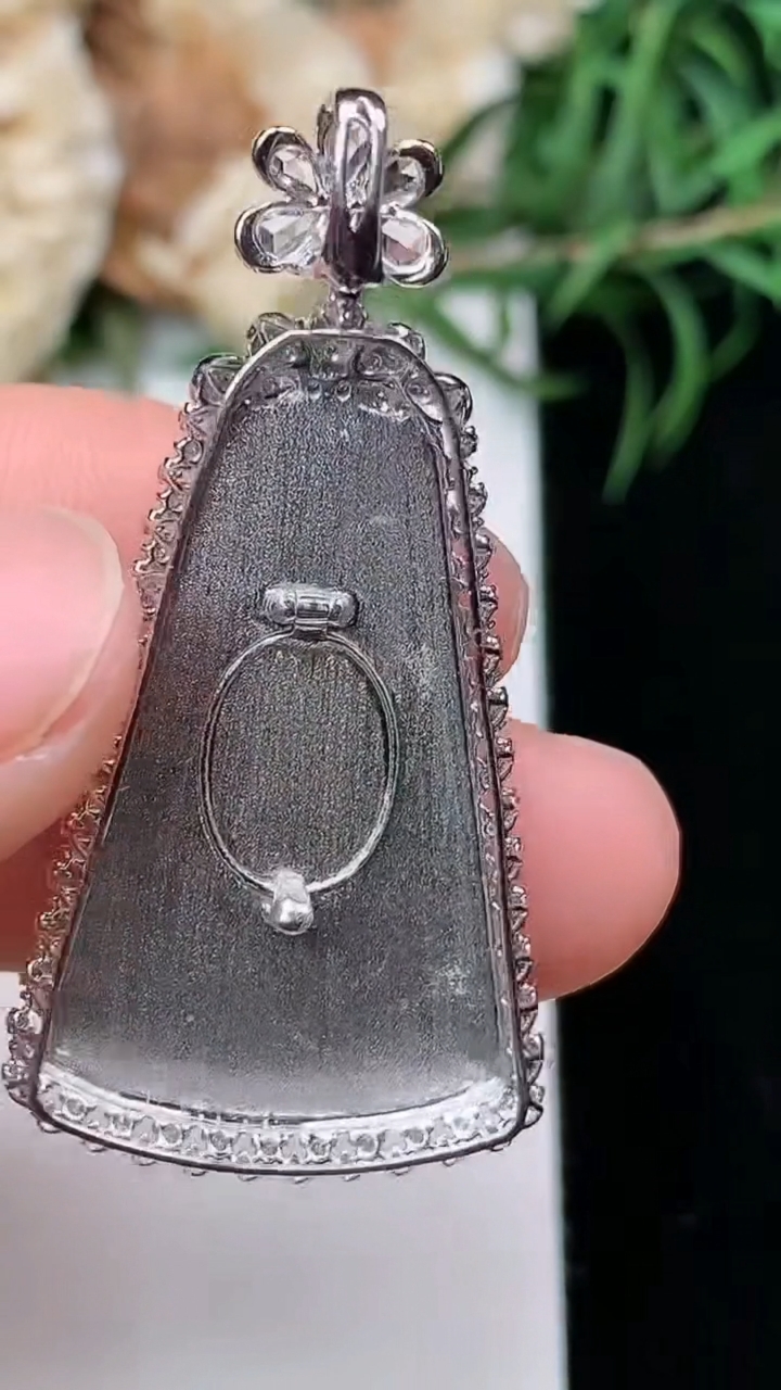 天然A货翡翠无事牌吊坠，尺寸40.3-20.6-7.5，裸石27.3-16.5，重量:4.61g
3月22日