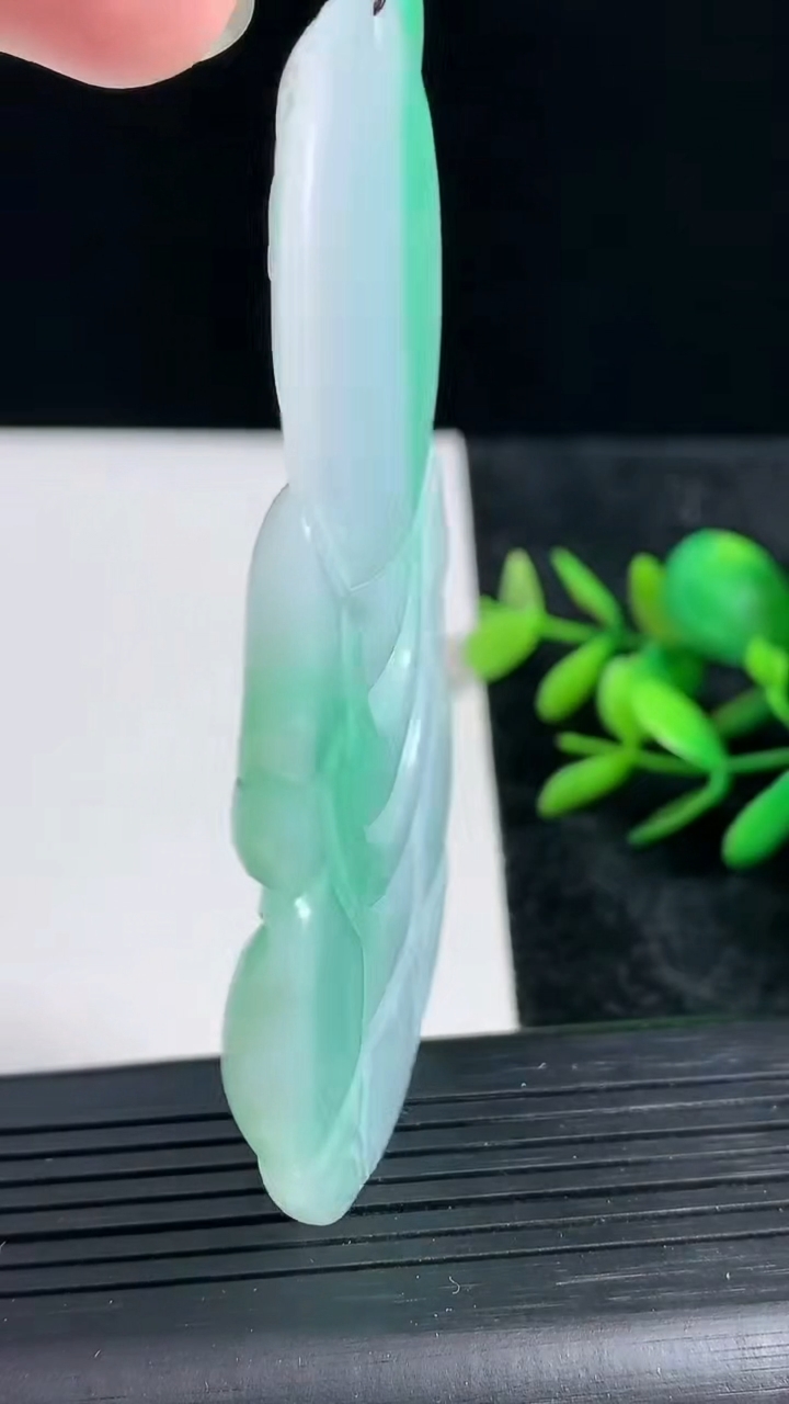 天然A货翡翠观音菩萨吊坠，尺寸85-49.5-6.5，重:51.86g
3月22日