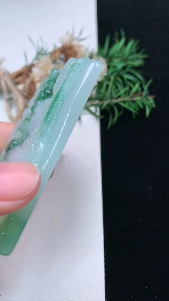 天然A货翡翠虚空藏观音菩萨吊坠，尺寸69-49-6.5，重量:54.90g
3月22日