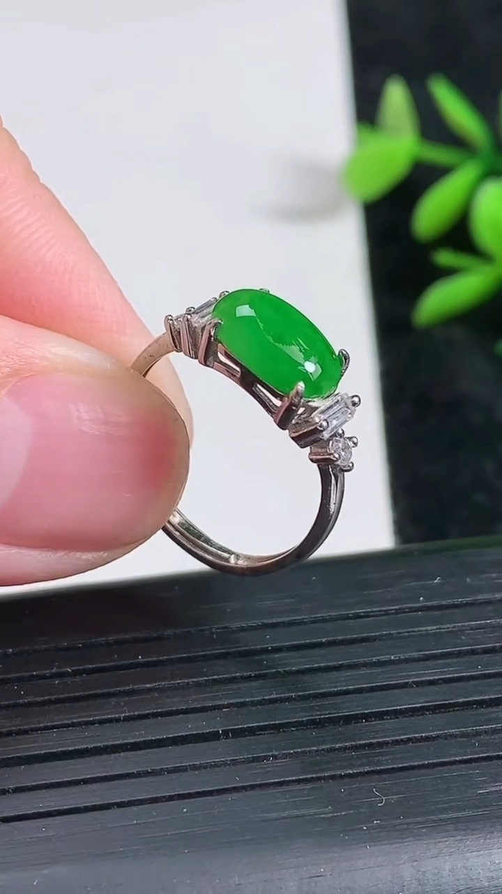 天然A货翡翠蛋面戒指，尺寸9.8-6.8，重:1.98g2026年3月22日
工厂直销收藏佳品,种好水足，色泽均匀，有种有色，上手高大气！