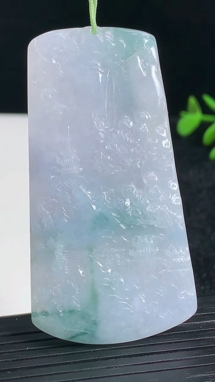 天然A货翡翠紫罗兰飘花山水牌吊坠尺寸67.2-35.3-5.7重量:32.91g
3月22日