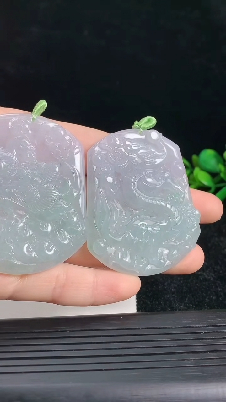 天然A货翡翠龙凤呈祥吊坠一对尺寸52.9-45-5.2重量:53.72g
3月22日