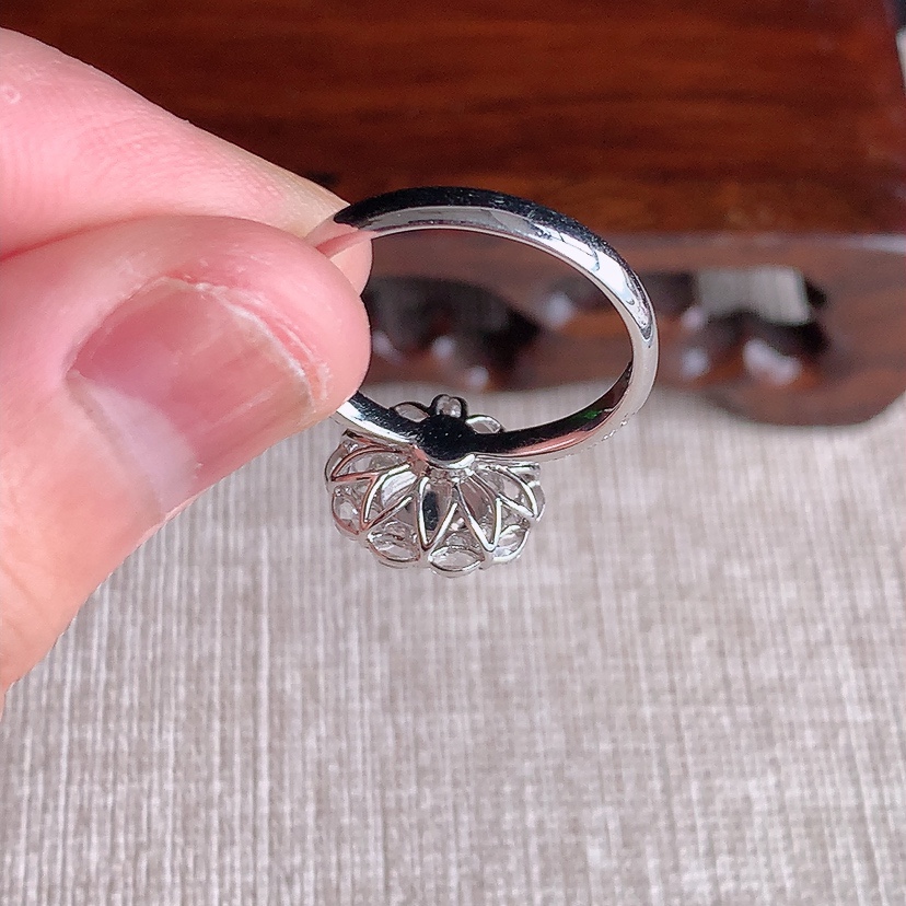 天然A货翡翠18K金伴钻镶嵌阳绿水滴戒指 圈口17.3裸石
尺寸5-6mm 重量3.13g 0320