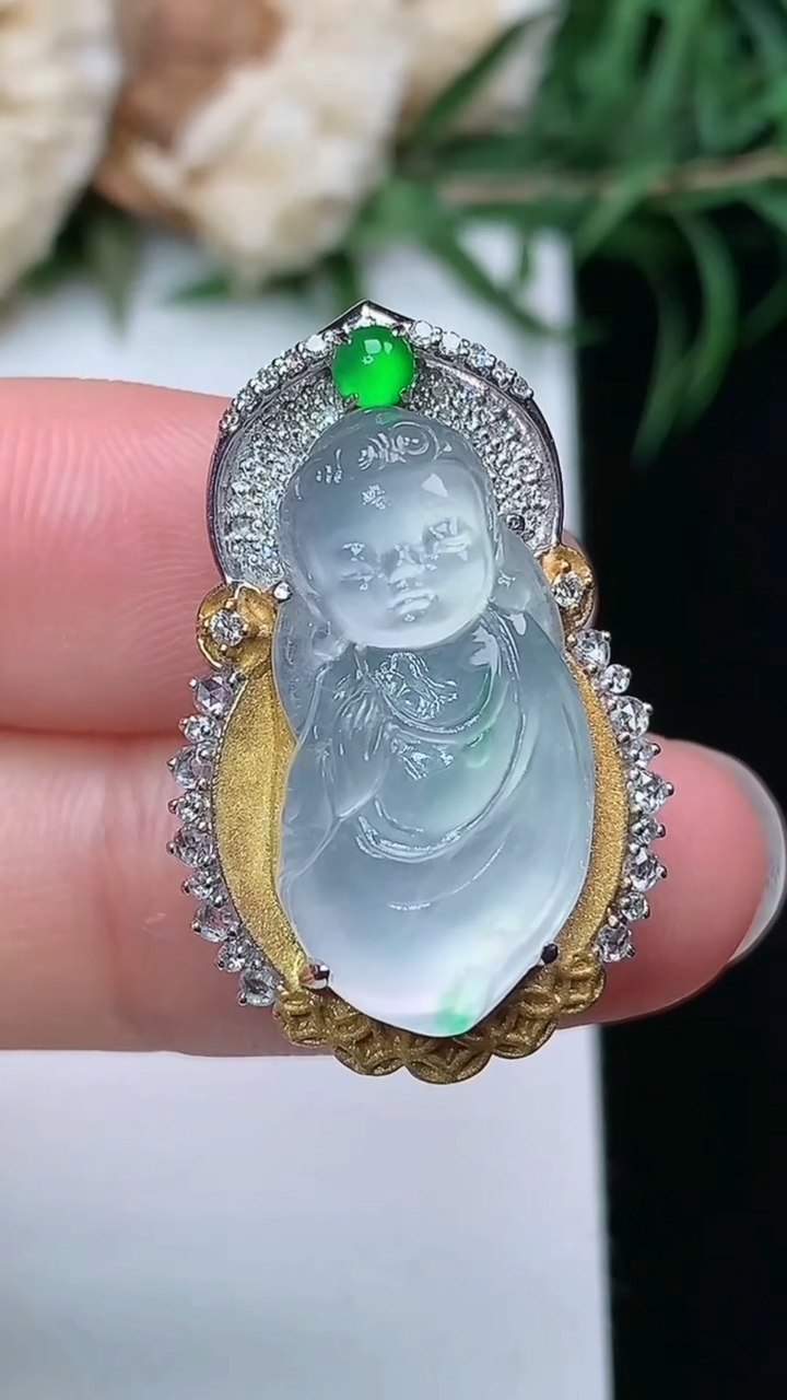 天然A货翡翠天使宝宝吊坠，尺寸27.6-18-9.8，裸石21.5-11，重量:6.15g
3月22