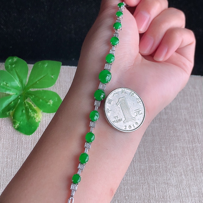 天然A货翡翠18K金伴钻镶嵌阳绿蛋面手链 
尺寸7.5-6.7-4.8mm 重量8.26g 0321