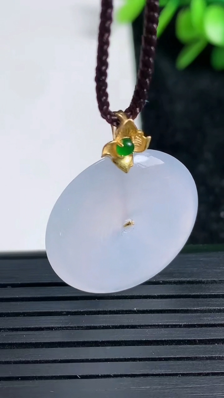 天然A货翡翠18K金紫罗兰平安扣吊坠尺寸24-4.7重量:6.31g
3月22日