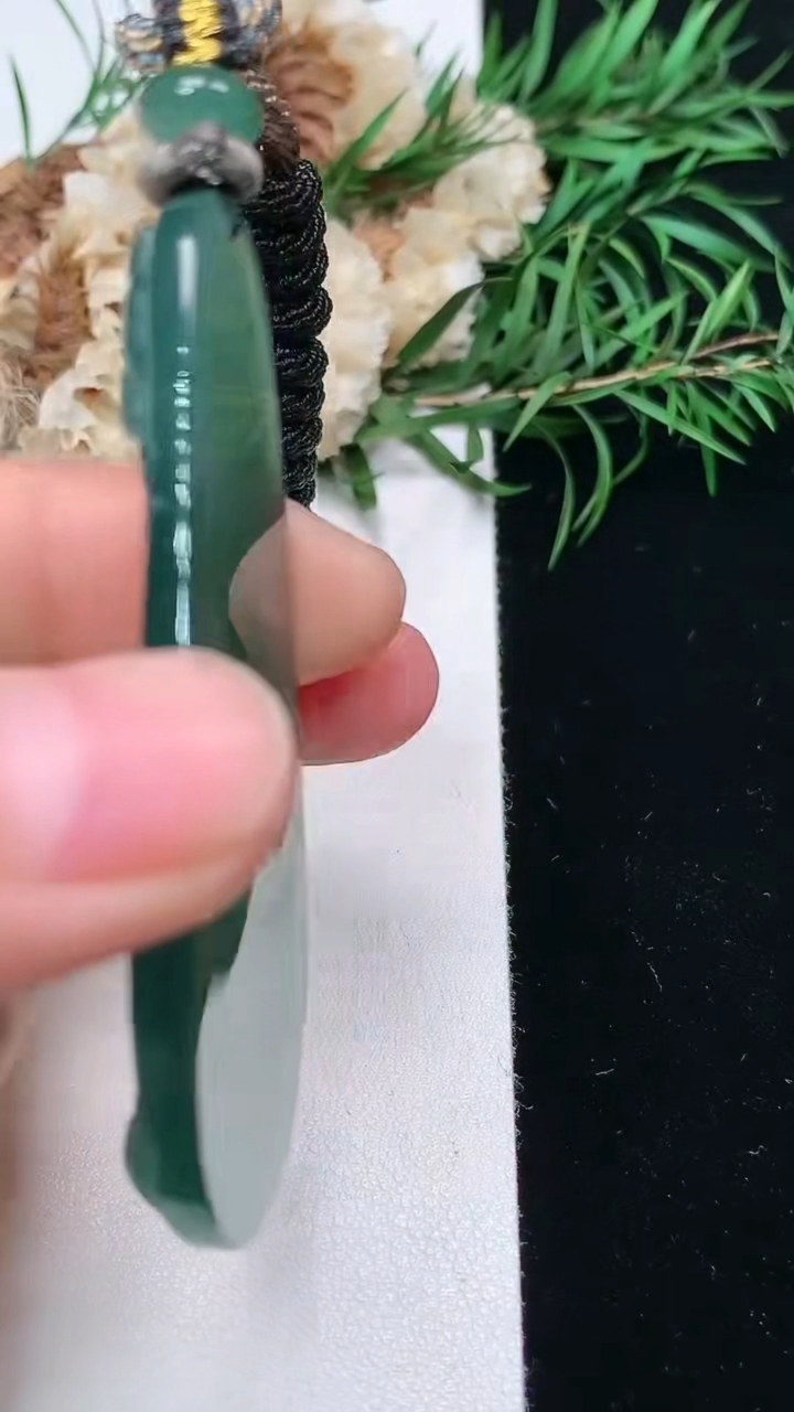 天然A货翡翠蓝水观音菩萨吊坠，尺寸59.2-27.6-5.6，重量:20.71g
3月22日