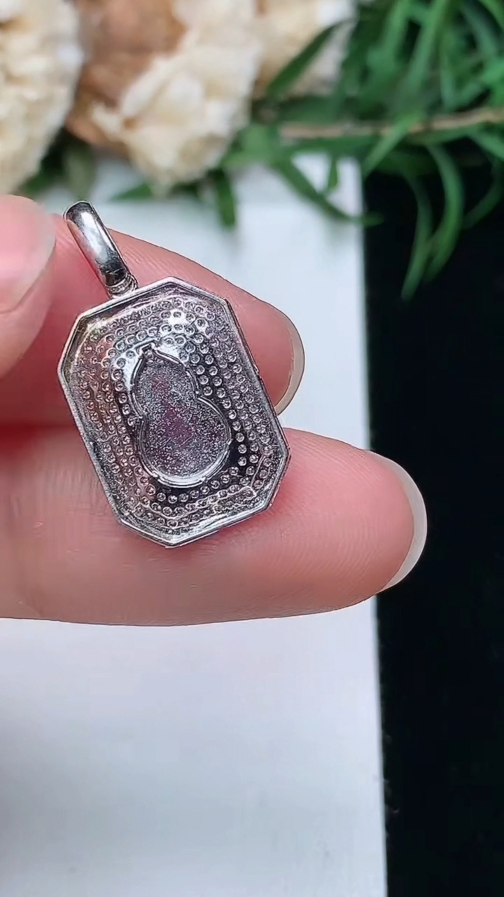 天然A货翡翠葫芦吊坠，尺寸21.6-11.4-3.9，裸石8.7-5.4，重量:1.30g
3月22日