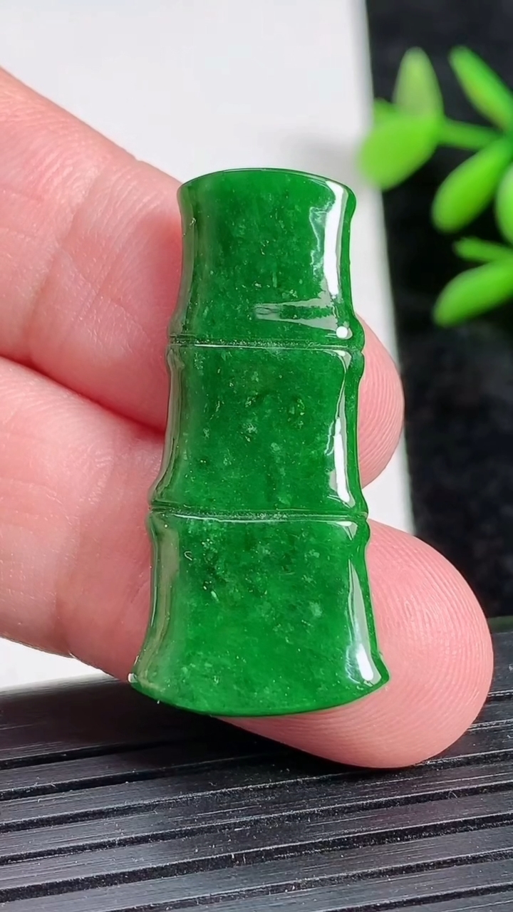 天然A货翡翠节节高升 竹节吊坠，尺寸35-16.5-3，重:g
3月22日