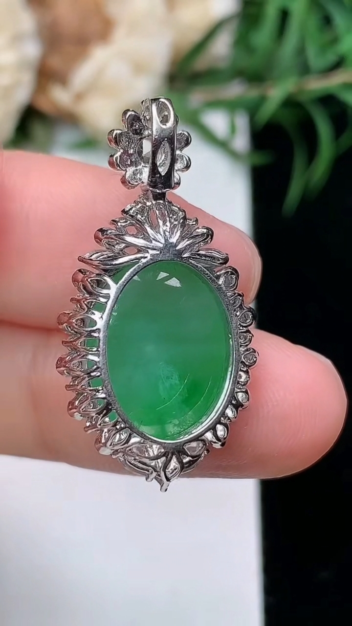 天然A货翡翠蛋面吊坠，尺寸29-15.3-9.3，裸石13.6-11.3，重量:4.17g
3月22日，重量:4.17g