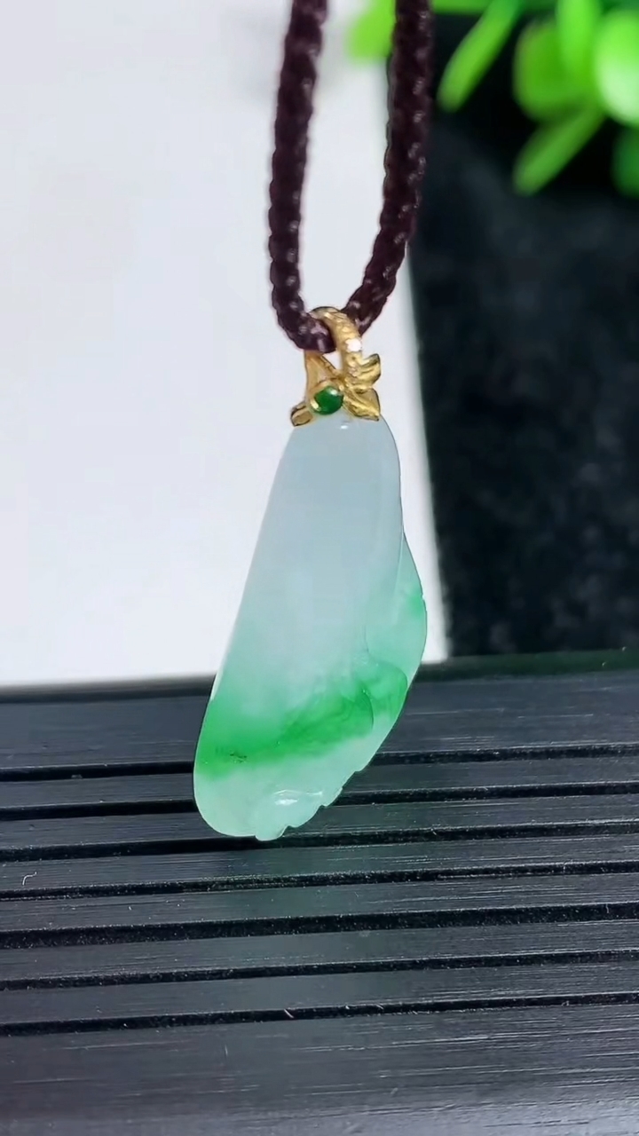 天然A货翡翠玉兰花吊坠尺寸26.8-15-5.7重量:4.03g
3月22日