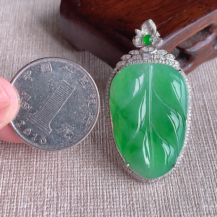 天然A货翡翠18K金伴钻镶嵌满绿叶子金枝玉叶吊坠 
尺寸43.4-23-9.6裸石30-20.5mm 重量9.77g 0321
