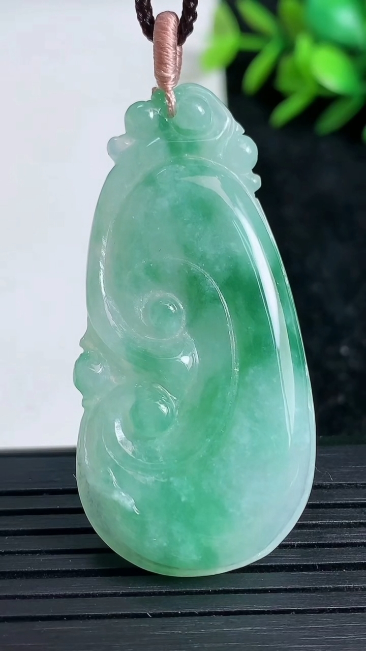 天然A货翡翠如意吊坠尺寸49.2-23.7-5.5重量:12.00g
3月22日