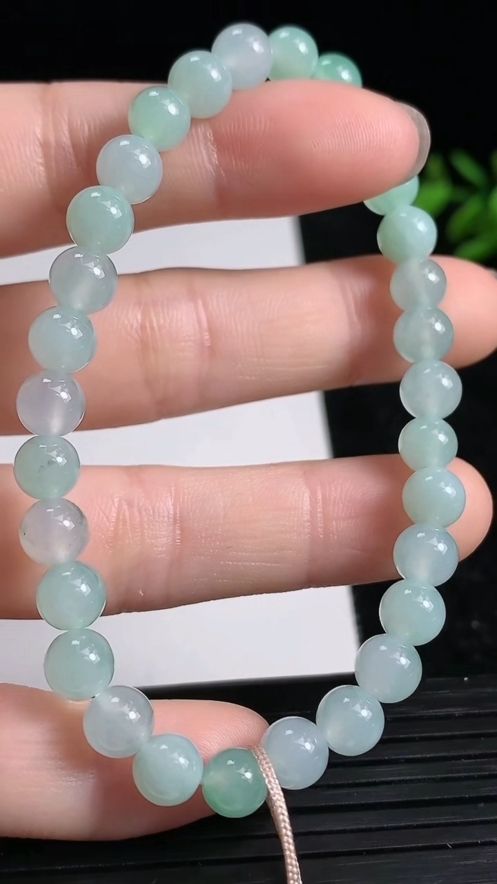 天然A货翡翠圆珠手串尺寸6-30颗重量:12.03g3月22日
工厂直销收藏佳品,种好水足，色泽均匀