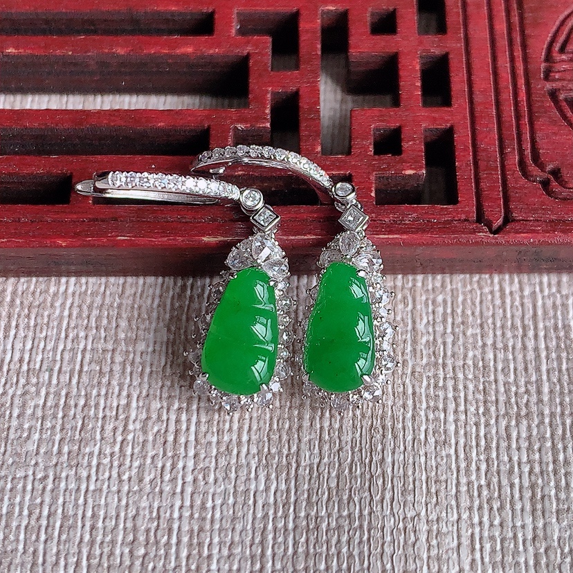 天然A货翡翠18K金伴钻镶嵌阳绿四季豆福豆平安豆耳坠 
尺寸10-5.8-5.8mm 重量3.48g