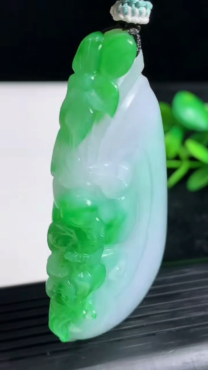 天然A货翡翠如意吊坠尺寸65.9-35.6-8.4重量:46.44g
3月22日