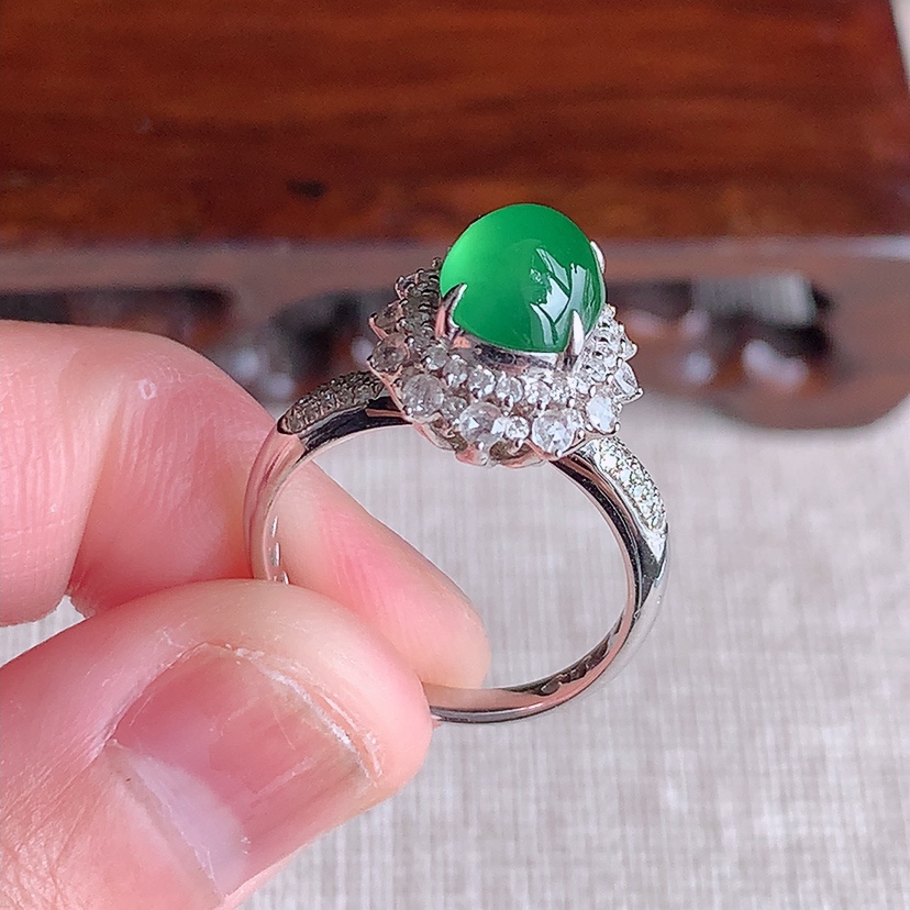 天然A货翡翠18K金伴钻镶嵌满绿蛋面戒指 圈口17.3裸石
尺寸8-6.8mm 重量3.68g 03