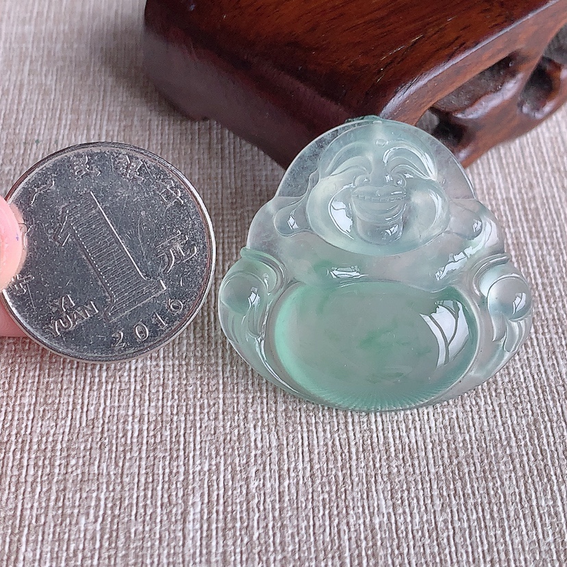 天然A货翡翠晴水佛公吊坠 
尺寸33-35.3-6.5mm 重量11.78g 0321