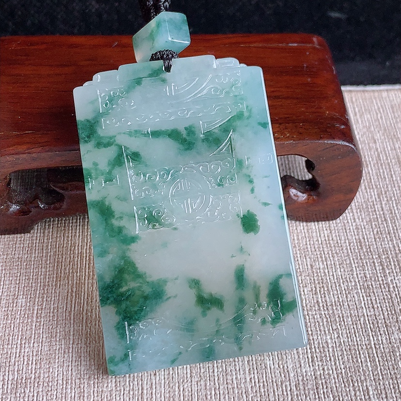 天然A货翡翠飘花仿古无事牌吊坠 
尺寸60.7-38.4-6.3mm 重量51.32g 0320