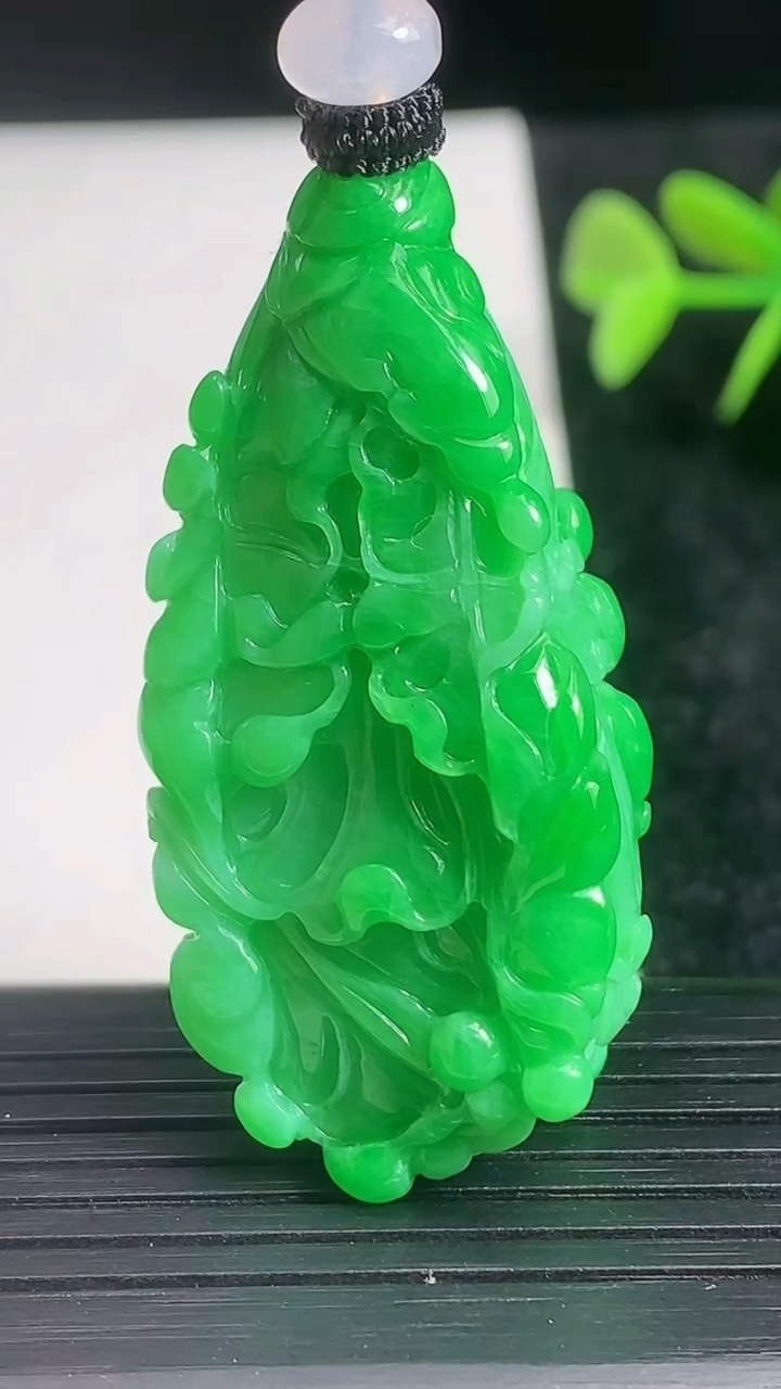 天然A货翡翠白菜吊坠尺寸45.7-23-11.7重量24.86g
3月22日